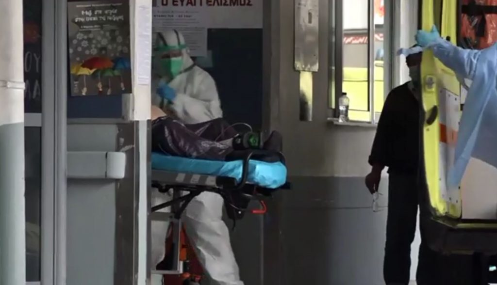 Εφιαλτική νύχτα στα νοσοκομεία, πάνω από 1.000 εισαγωγές σε 48 ώρες