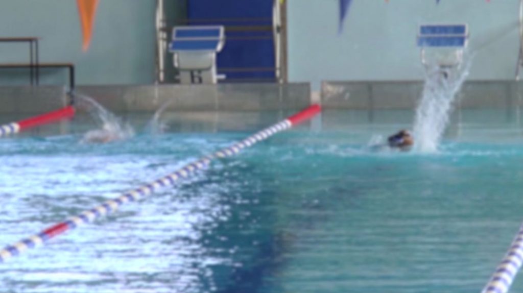 Σοκ και αποτροπιασμός: Προπονητής κολύμβησης κατηγορείται ότι βίασε δύο 10χρονες αθλήτριες