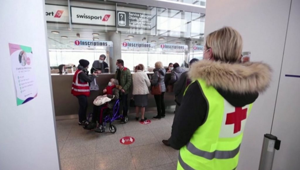 Επαναλαμβάνονται οι εμβολιασμοί με AstraZeneca σε αρκετές χώρες