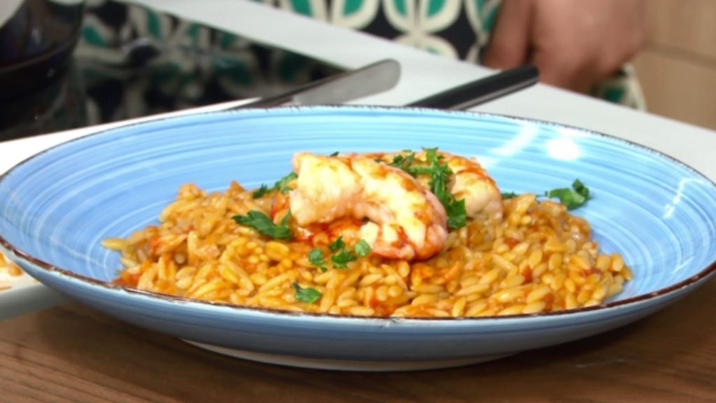 Ο Απόστολος Ρουβάς μαγειρεύει κριθαρότο με γαρίδες