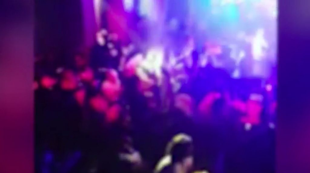 Μπουζούκια και «λουλουδοπόλεμος» εν μέσω lockdown