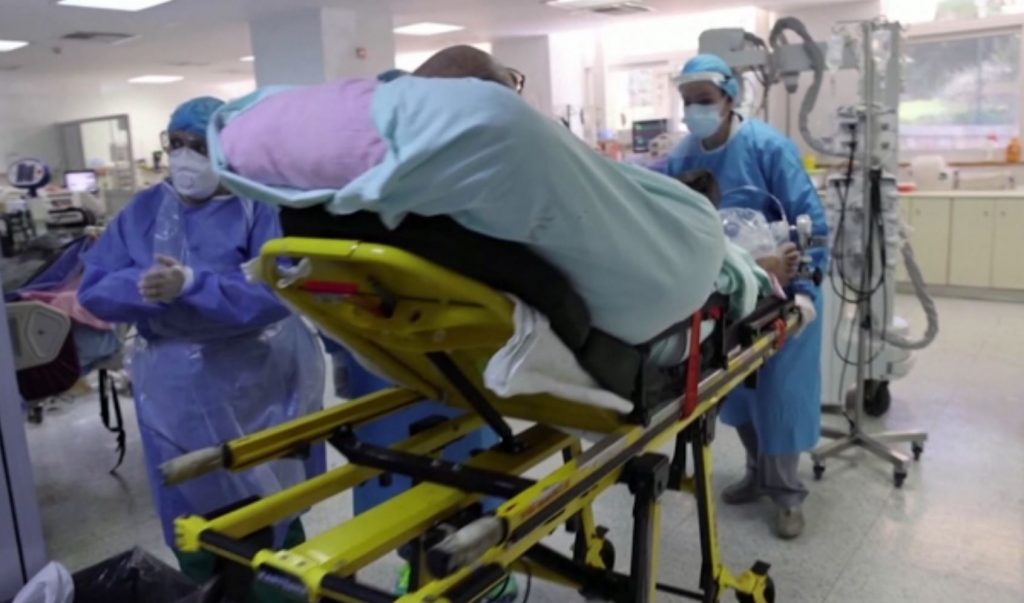 Δραματική αύξηση των διασωληνωμένων, αναμένεται νέο κύμα εισαγωγών στα νοσοκομεία