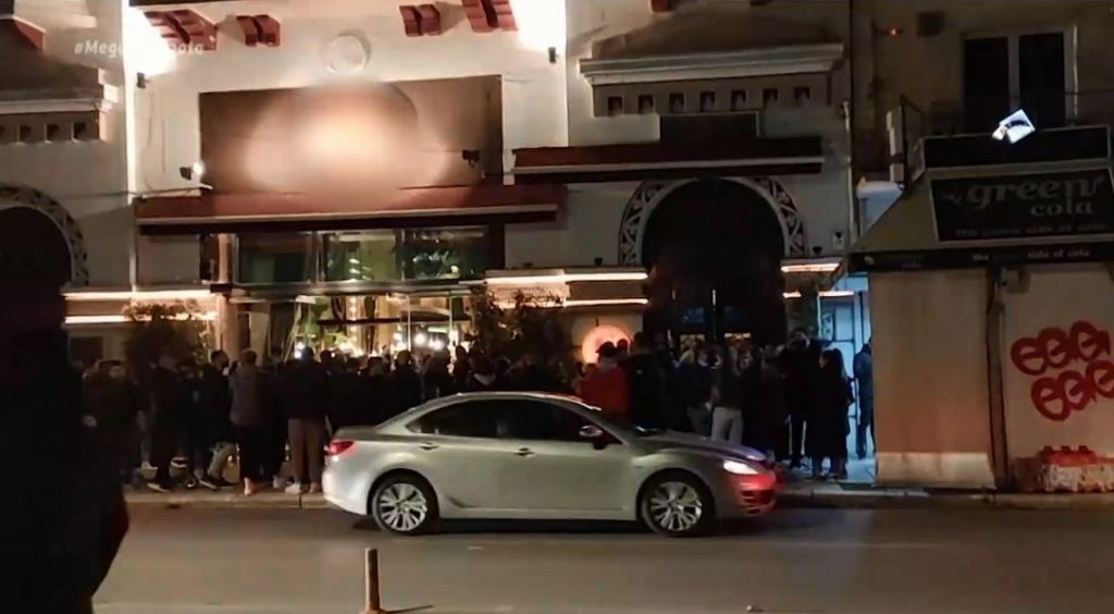 Συνωστισμός για ένα ποτό take away σε Θεσσαλονίκη και Πάτρα