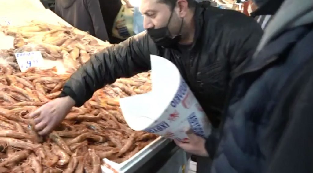 «Πλημμύρισε» από κόσμο η κεντρική αγορά για τα Σαρακοστιανά