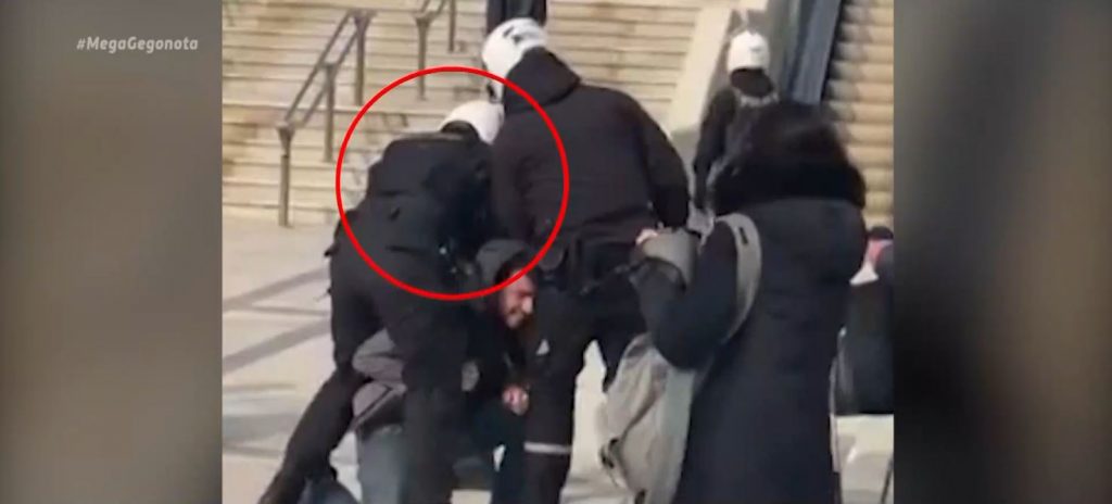 Νέα Σμύρνη: Δεν «είδε» χρήση βίας η δικηγόρος του αστυνομικού που ξυλοκόπησε τον νεαρό στην πλατεία