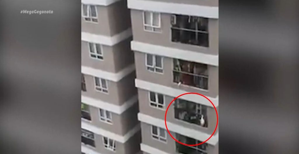 Βιετνάμ: Κοριτσάκι έπεσε από τον 12ο όροφο κτιρίου & σώθηκε