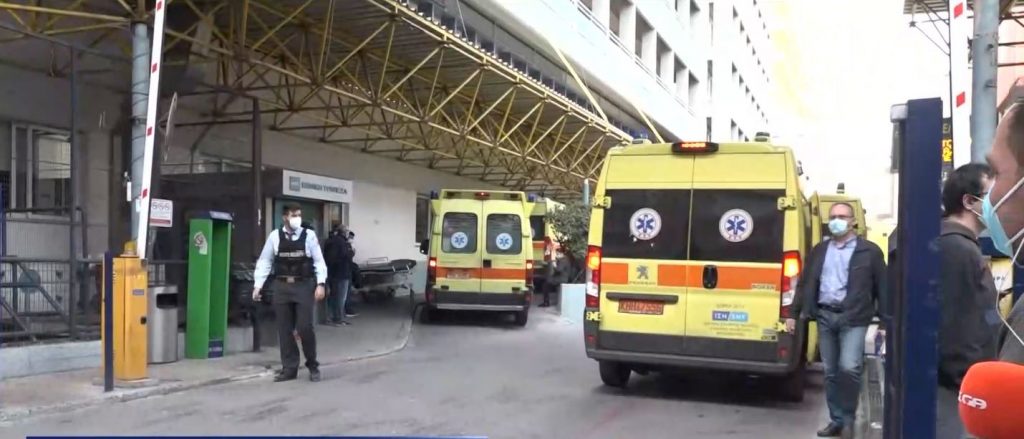 Κορωνοϊός: «Παρέλαση» ασθενοφόρων στον Ευαγγελισμό – Δύσκολη η εφημερία