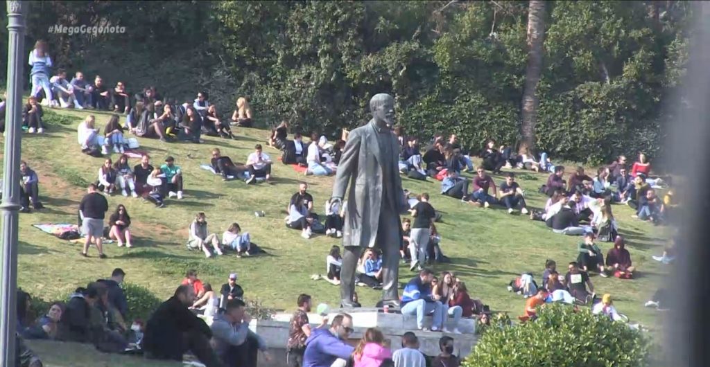 Lockdown: Κοσμοπλημμύρα στις παραλίες παρά τα μέτρα – Ουρές, συνωστισμός & πρόστιμα