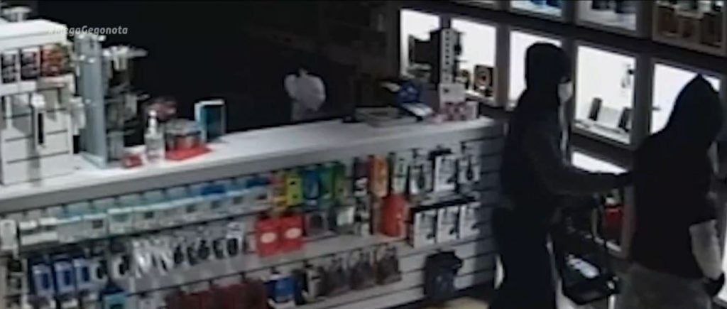 Κινηματογραφική διάρρηξη σε κατάστημα με ηλεκτρονικά είδη – Πήραν ό,τι βρήκαν & έγιναν καπνός