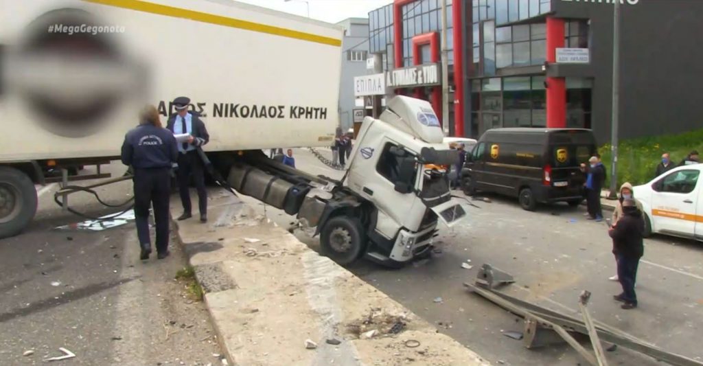 Λεωφόρος Κηφισού: Ατύχημα με νταλίκα που έπεσε πάνω σε κιγκλιδώματα – Τραυματίστηκε ο οδηγός