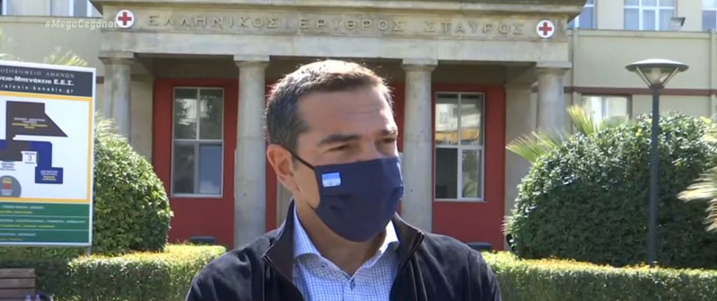 Επίσκεψη Τσίπρα σε Ερυθρό Σταυρό – «Κατάσταση πολέμου στα νοσοκομεία»