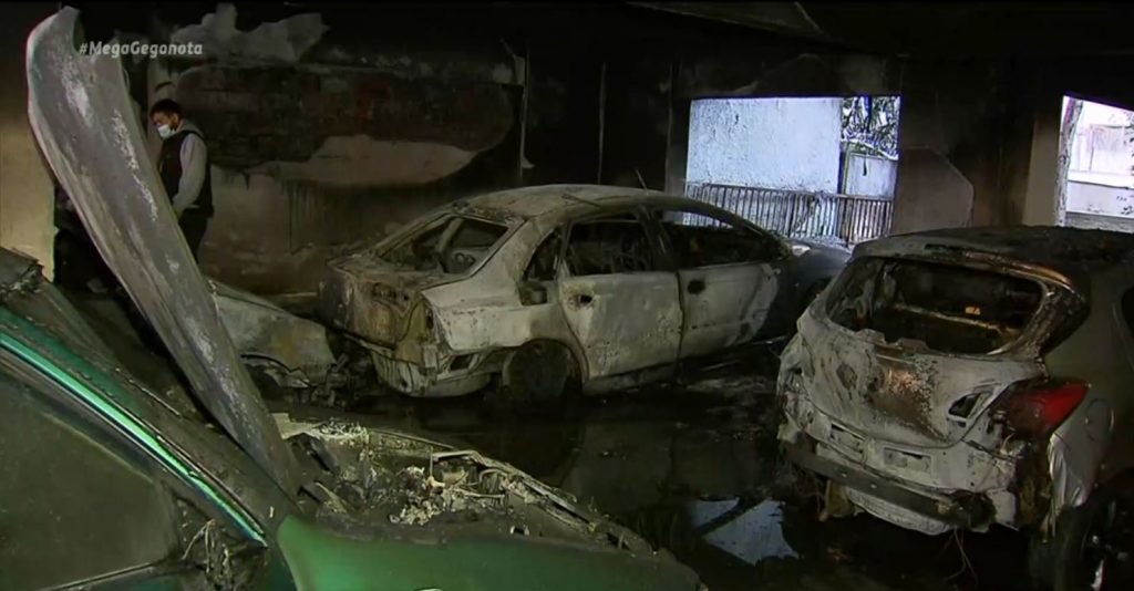 Θεσσαλονίκη: Εμπρησμός 7 αυτοκινήτων και 5 μοτοσικλετών σε πυλωτή πολυκατοικίας