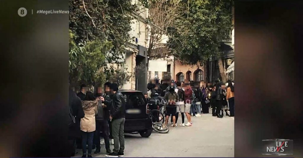 Κορωνοϊός: Πρόστιμο σε βουλευτή της ΝΔ για παράβαση των μέτρων – Υπαίθριο κορωνοπάρτι στου Ψυρρή