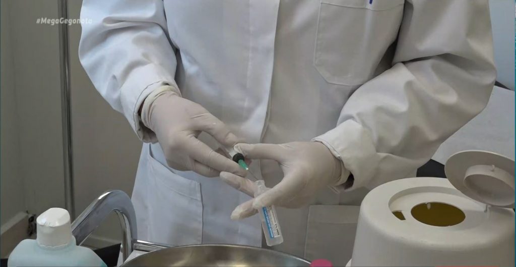 Ίλιον: Δε συνδέεται ο θάνατος της 65χρονης με το εμβόλιο λέει ο ΕΟΦ – Διαφωνεί η οικογένεια