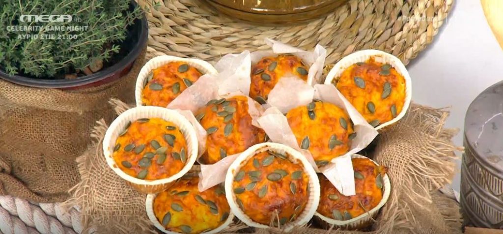 Ο Μάνος Δημητρούλης μάς ετοιμάζει αλμυρά muffins με γλυκοπατάτα!