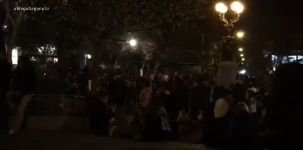 «Βούλιαξαν» από κόσμο οι κεντρικές πλατείες στην Αθήνα – «Χαμός» και στην Πάτρα