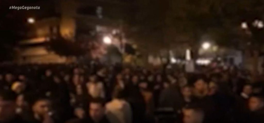 Εξαπλώνεται σε όλη την Αθήνα ο… «ιός της πλατείας»: Χιλιάδες νέοι με ποτό & χορούς σε υπαίθρια «κορωνοπάρτι»