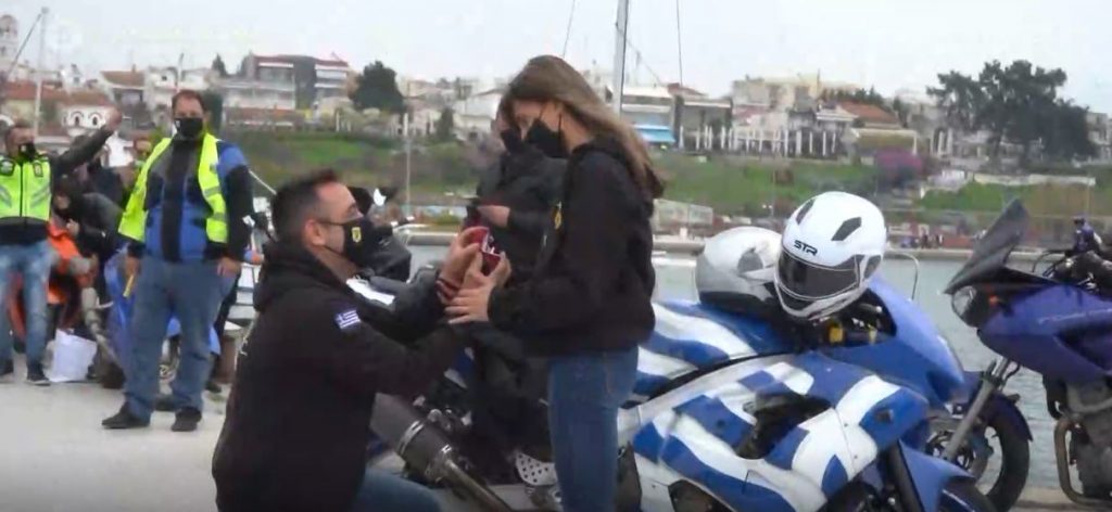 Πρόταση γάμου – υπερπαραγωγή με drone και μοτοσικλέτες