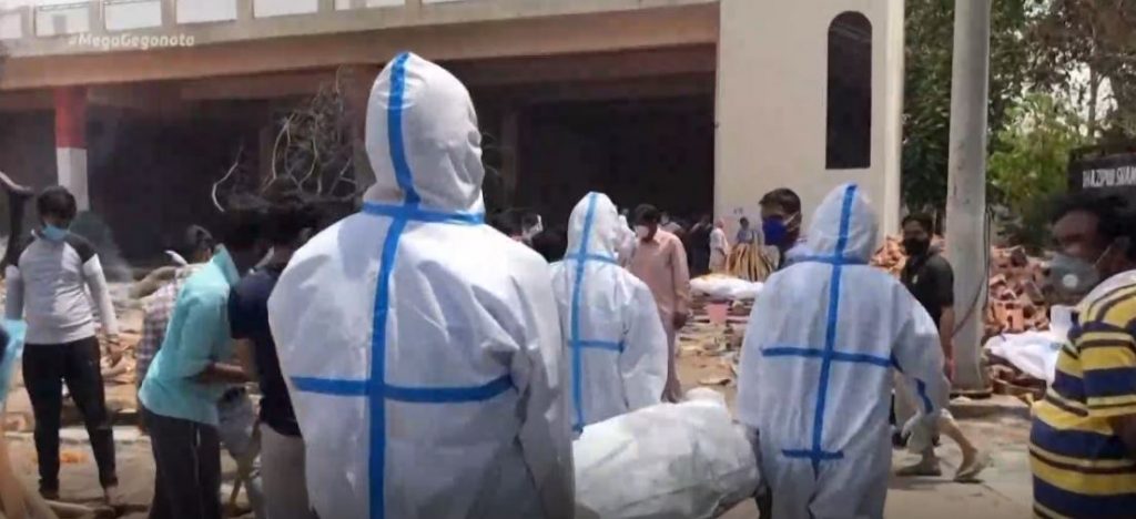 Κορωνοϊός: Η πανδημία λυγίζει την Ινδία – Ανθρωπιστική βοήθεια στη χώρα