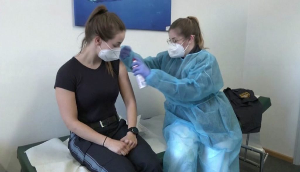 «Φρενίτιδα» για ραντεβού εμβολιασμού από τους 40-44