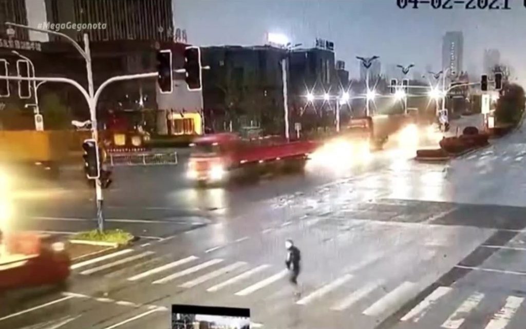 Κίνα: Τύχη βουνό είχε πεζός που διέσχιζε λεωφόρο