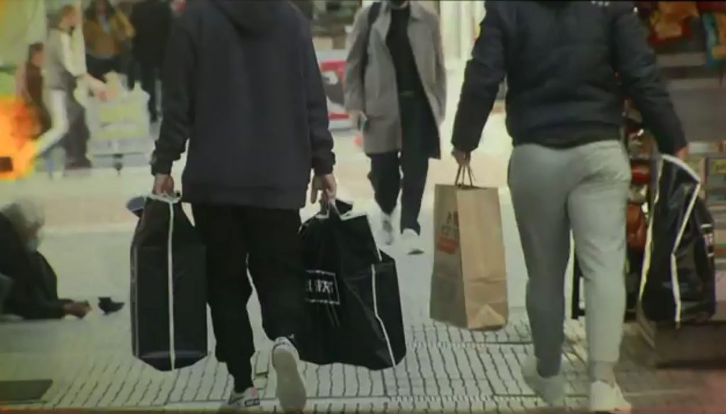 Επανεκκίνηση της αγοράς με εκπτώσεις και αυστηρότερα μέτρα