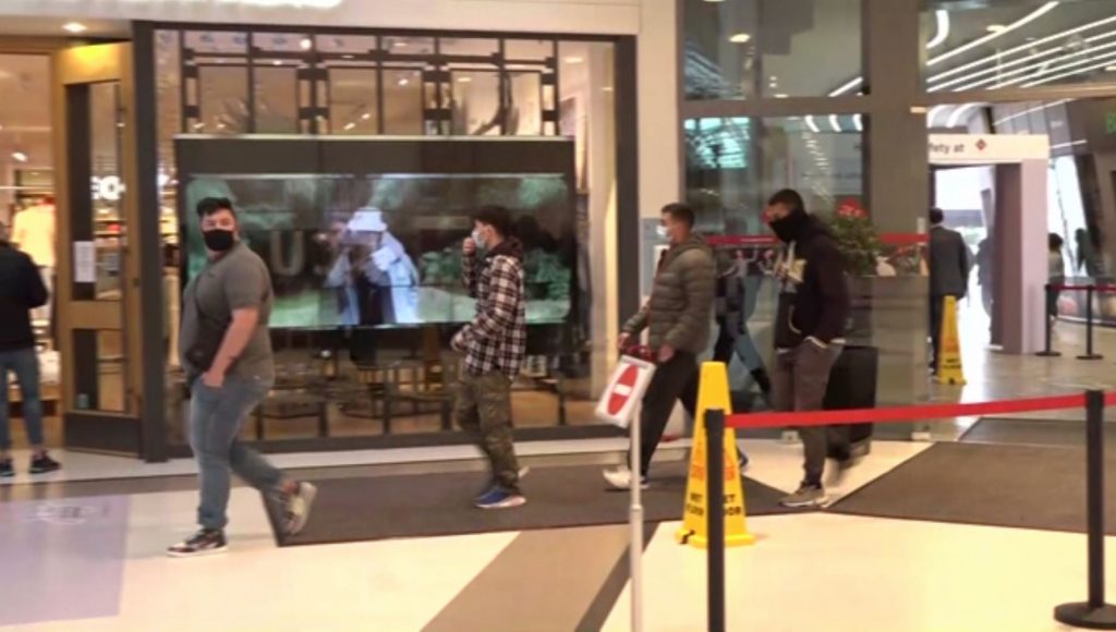 Ανέβασαν ρολά τα εμπορικά κέντρα, επαναλειτουργούν τα κέντρα αισθητικής