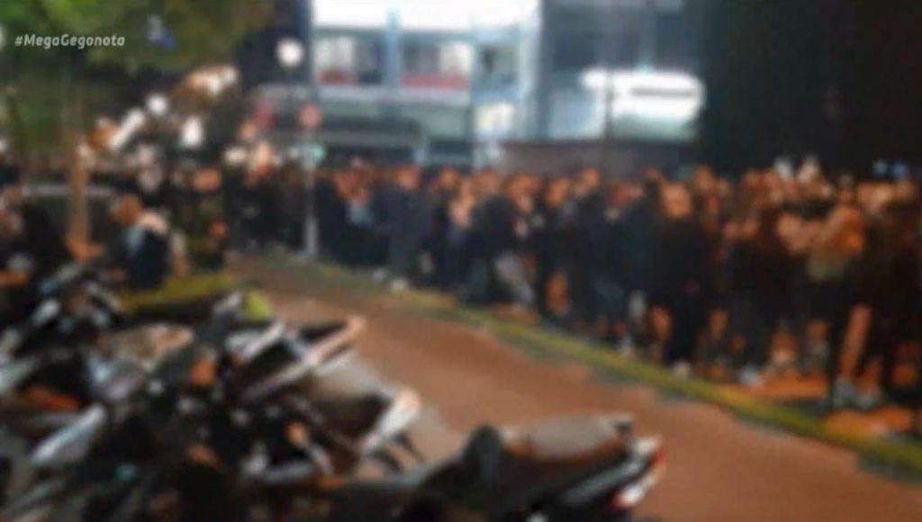 Φουντώνει ο «ιός της πλατείας», ανεξέλεγκτα τα κορωνοπάρτι