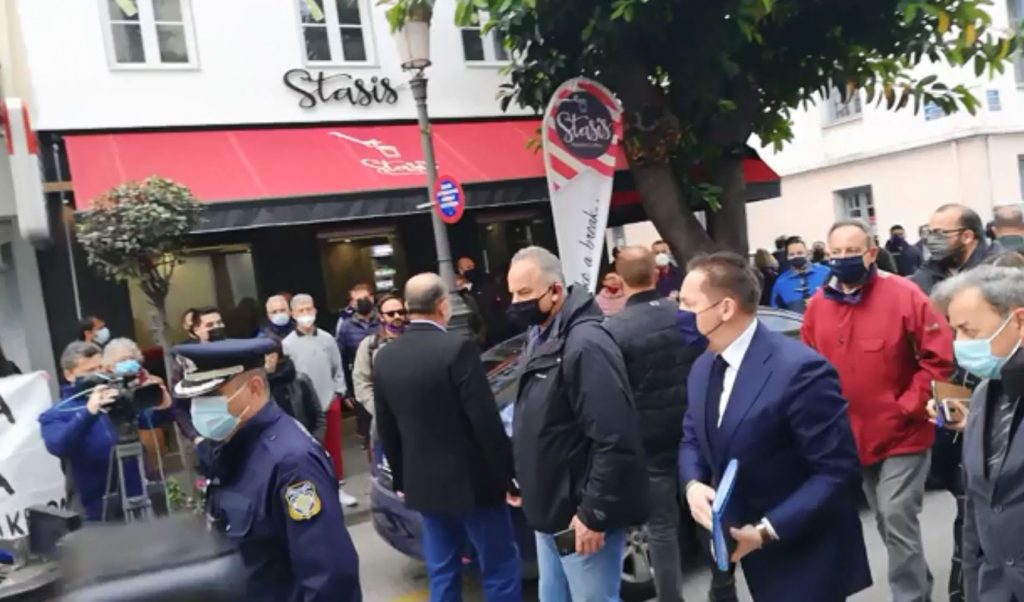 Λιανεμπόριο: Εν μέσω διαμαρτυριών η επίσκεψη Πέτσα στην Πάτρα – Οργή στους επιχειρηματίες