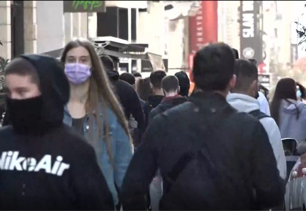 Απίστευτος συνωστισμός σε πλατεία με πάνω από 400 άτομα – Πλημμύρισε η παραλιακή σε Αθήνα και Θεσσαλονίκη