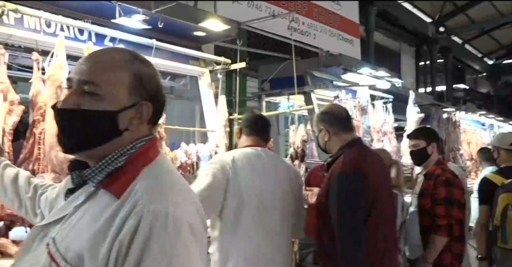 Πάσχα: «Βούλιαξε» από κόσμο η Βαρβάκειος – «Τσουχτερές» οι τιμές στον οβελία