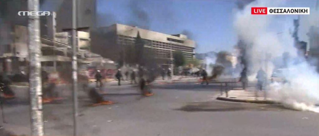 Θεσσαλονίκη: Βροχή οι μολότοφ στο φοιτητικό συλλαλητήριο