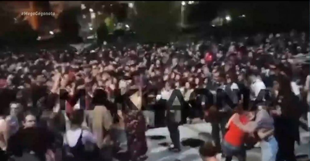 Κορωνοϊός: Παρέμβαση εισαγγελέα για το υπαίθριο πάρτι στο ΑΠΘ – Απίστευτες εικόνες συνωστισμού σε κηδεία ιερέα