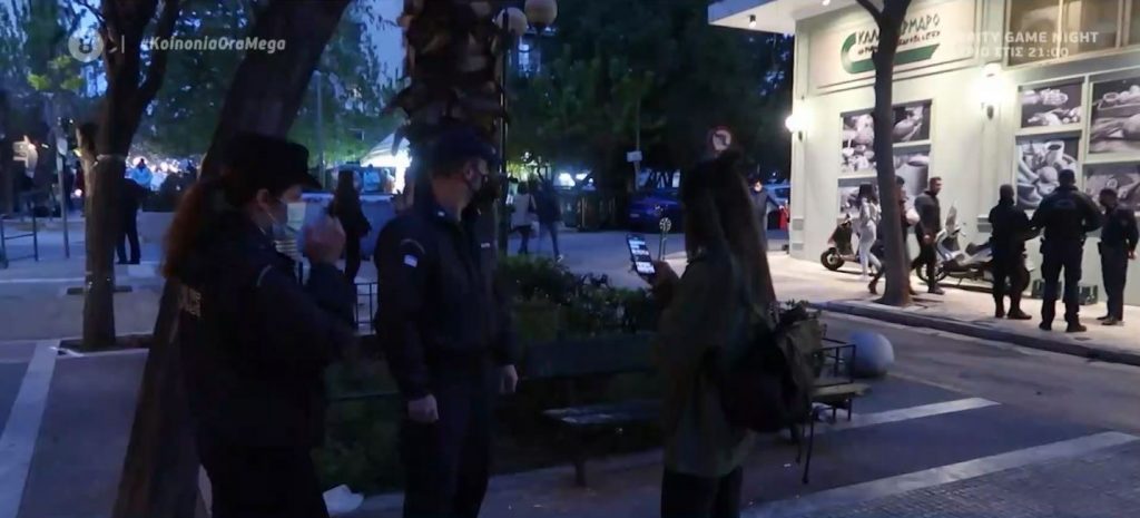 Ατελείωτο κορωνοπάρτι οι πλατείες της Αθήνας – «Πονοκέφαλος» σε ειδικούς & κυβέρνηση