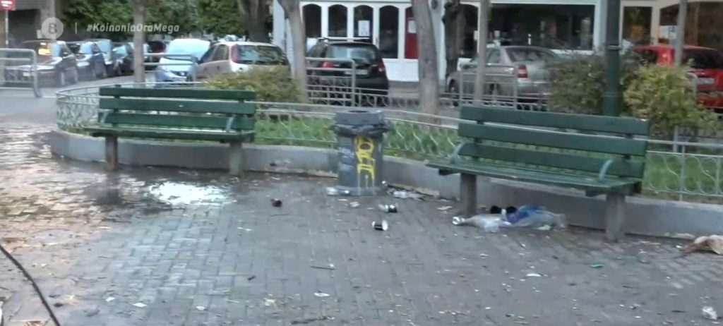 Απέραντος σκουπιδότοπος οι πλατείες μετά τα κορωνοπάρτι – «Ήπια» διαχείριση από την αστυνομία