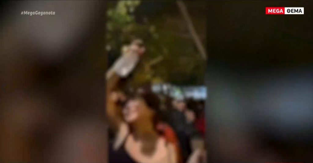Κορωνοϊός: Αδιανόητος συνωστισμός με αλκοόλ & DJ σε πλατείες της Αττικής – Αψήφησαν τα μέτρα & έστησαν υπαίθριο πάρτι
