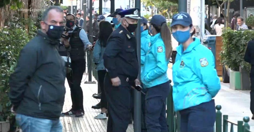 Περιφρούρηση πλατειών για να μπει τέλος στα κορωνοπάρτι