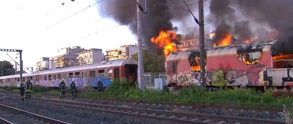 Θεσσαλονίκη: Φωτιά σε παλιά βαγόνια του ΟΣΕ