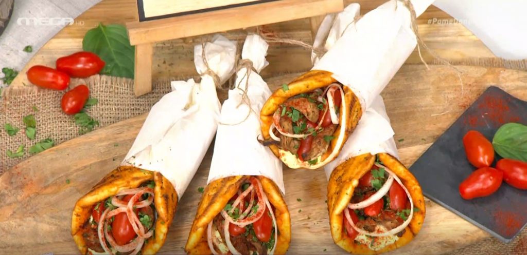 Ο Μάνος Δημητρούλης μάς φτιάχνει σπιτικό γύρο!