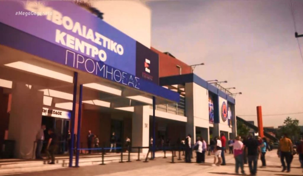 Κοσμοσυρροή και ουρές στο εμβολιαστικό κέντρο Περιστερίου