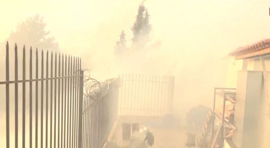 Οι κάτοικοι στα Παπαγιαννέικα προσπαθούν με κάθε τρόπο να σώσουν τα σπίτια τους