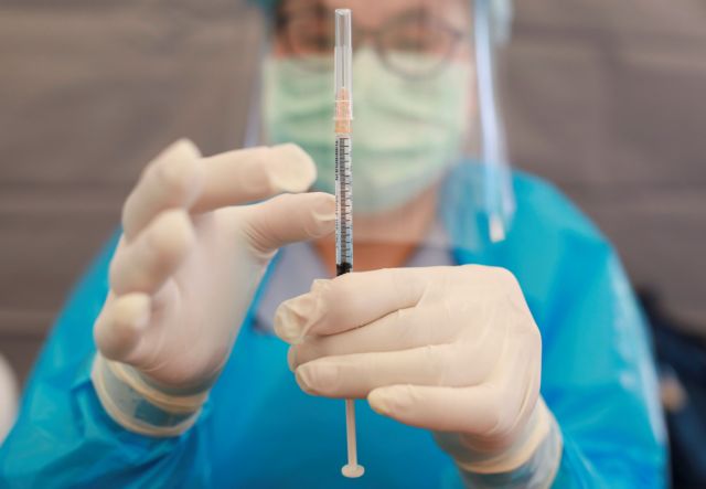 Ανεβάζει ταχύτητες η Ευρώπη με τους εμβολιασμούς