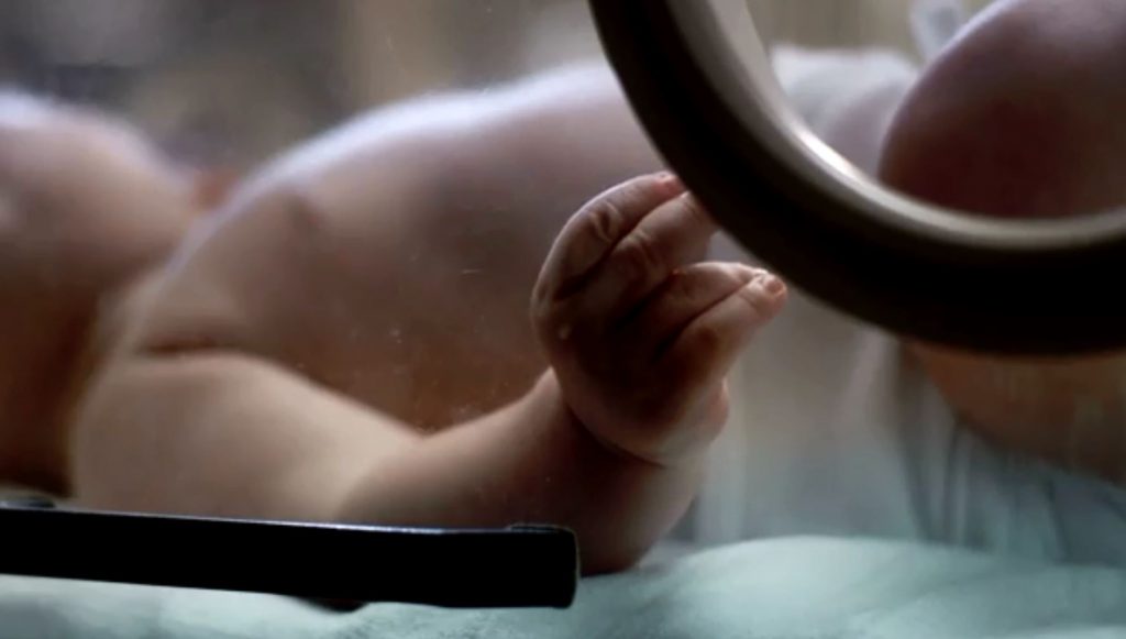 H συγκλονιστική μαρτυρία 34χρονης που γέννησε διασωληνωμένη