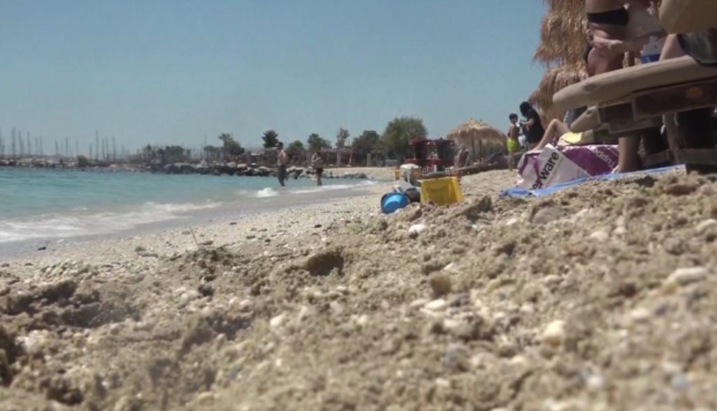 Η ζέστη οδήγησε τους πολίτες στις παραλίες