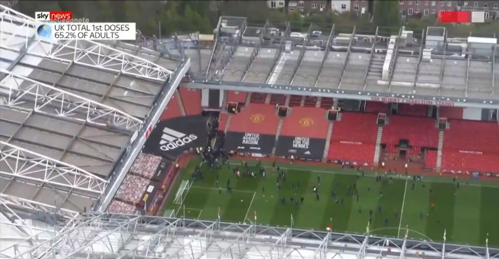 Αγγλία: Εισβολή οπαδών της Γιουνάιτεντ στο γήπεδο & αναβολή στο ντέρμπι με τη Λίβερπουλ