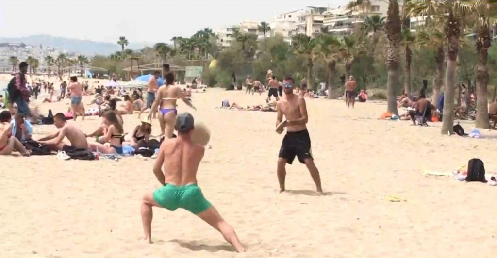 «Βούλιαξαν» οι οργανωμένες παραλίες – Αντισηπτικά & αποστάσεις ασφαλείας