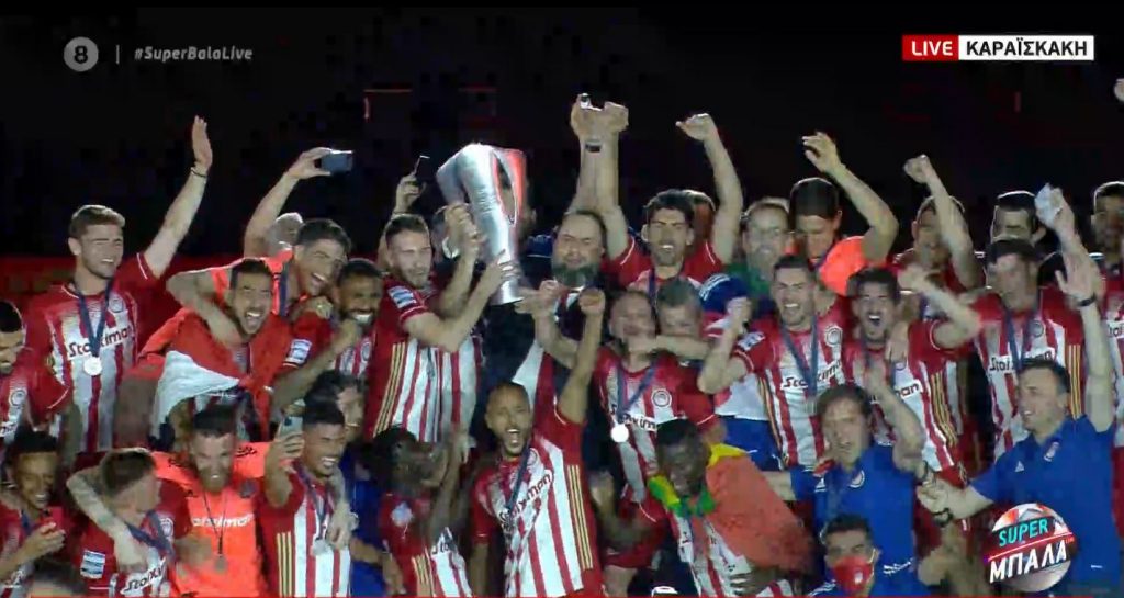Η κούπα στα χέρια του Βαγγέλη Μαρινάκη και των παικτών