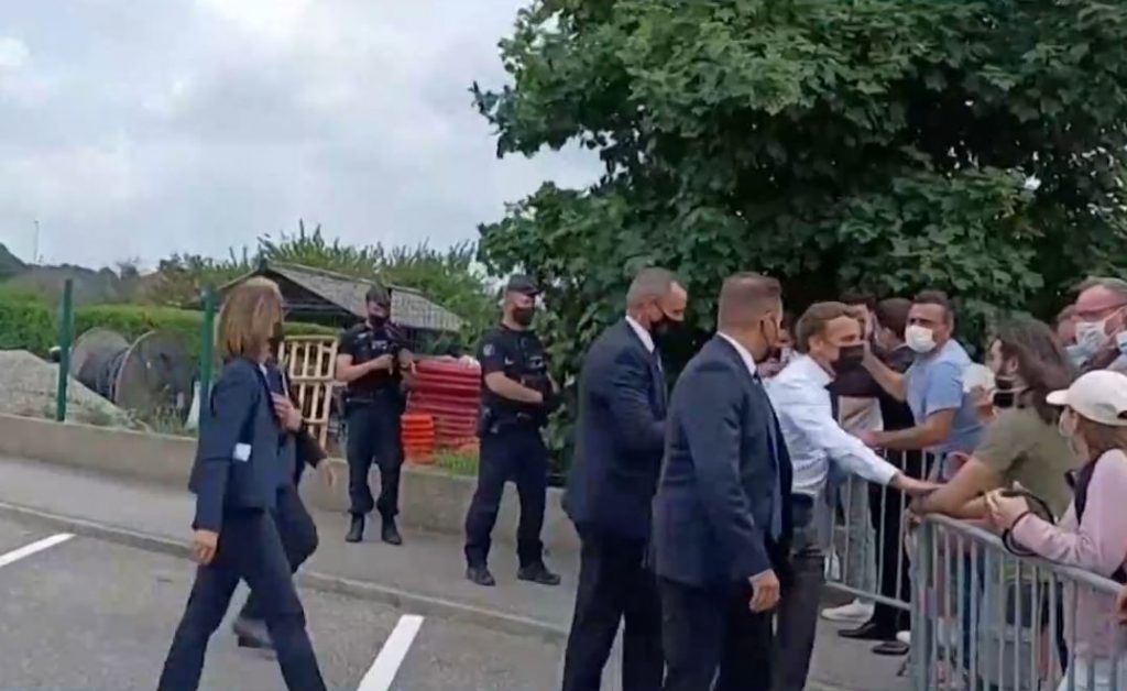 Μακρόν: Έφαγε χαστούκι από πολίτη μπροστά σε χιλιάδες κόσμου