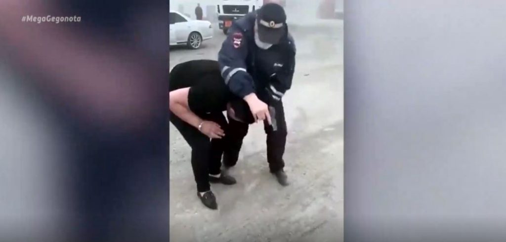 Σοκ προκαλεί βίντεο που δείχνει Ρώσο αστυνομικό να πυροβολεί 19χρονο