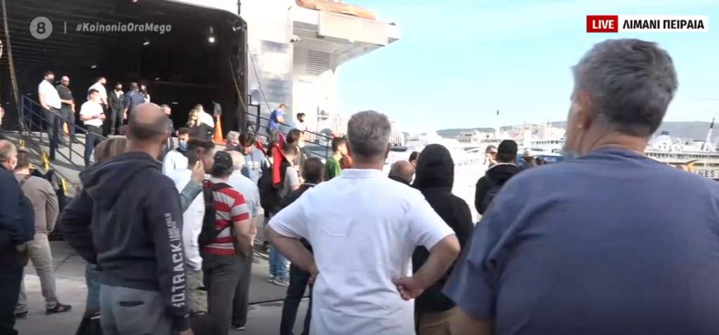 Κινητοποίηση για το εργασιακό νομοσχέδιο στο λιμάνι του Πειραιά: Μεγάλη ταλαιπωρία των επιβατών & εντάσεις